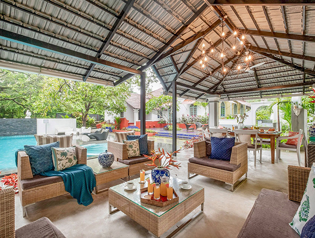 Bastora House - Alfresco dining by the pool